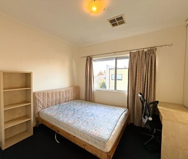 Spacious City Townhouse Offering Flexible Living and Secure Parking - Photo 5
