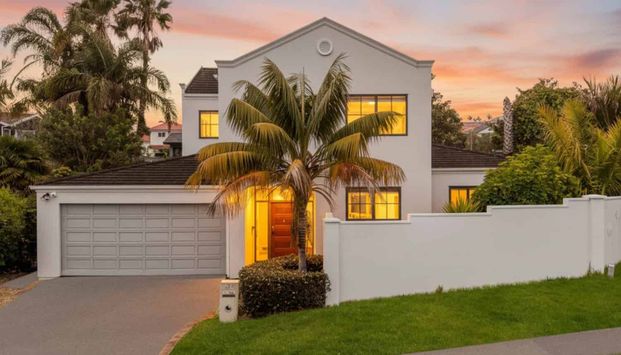 A stunner in West Harbour - Photo 1