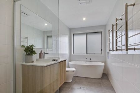 Immaculate Near New Duplex - Garden Maintenance Included - Photo 4