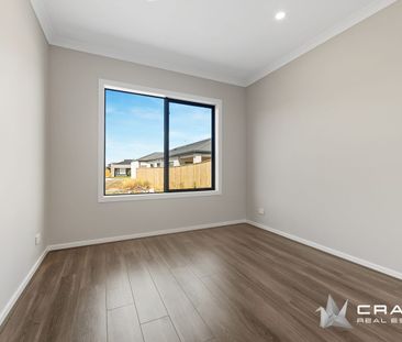 Spacious Family Living with Style, Comfort & Convenience! - Photo 5