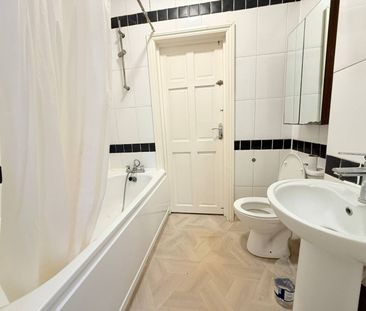 Ensuite room to let close to ilford station-£900 pcm - Photo 5