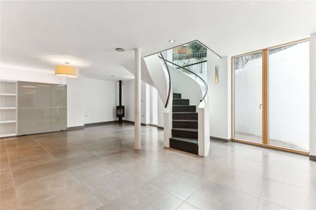 A stunning five bedroom family house on one of the most desirable residential roads in Balham. - Photo 4