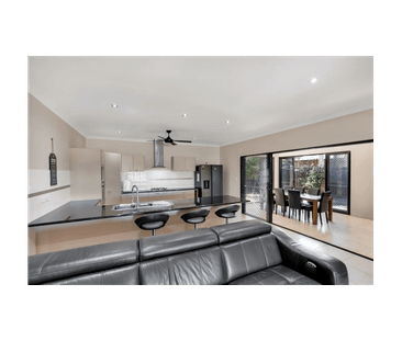 Spacious Family Living with Private Pool, Solar & 1,114m² of Space - Photo 5