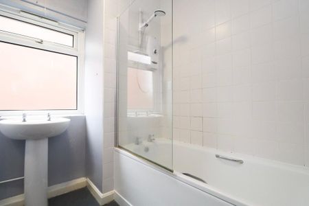 4 bedroom detached house to rent - Photo 2