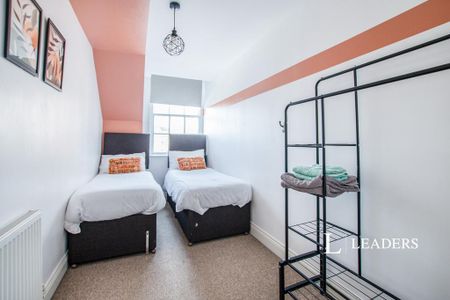 2 bedroom flat to rent - Photo 2