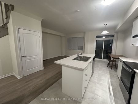 Townhouse For Lease | X8130120 - Photo 2