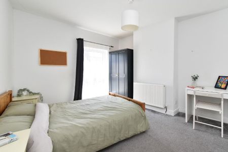 4 bedroom end of terrace house to rent - Photo 3