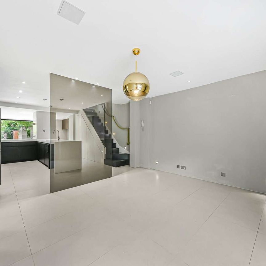 A beautiful four bedroom end of terrace period house. - Photo 1
