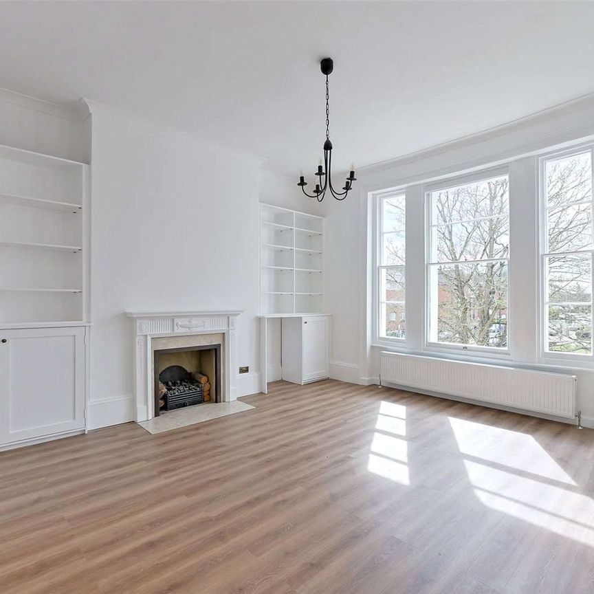 A spacious and light two bedroom apartment with wonderful high ceilings and off-street parking. - Photo 1