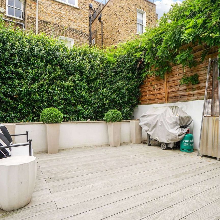 This is a charming 5 bedroom house situated in the desirable 10 Acre Estate in Chelsea. - Photo 1