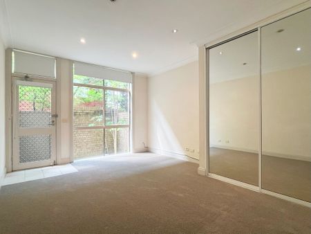 Studio in Ultra Convenient Location &ast;&ast; Available Now &ast;&ast; - Photo 4