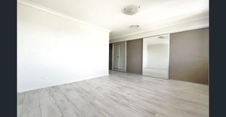 Modern Four-Bedroom Townhouse in Prime Location - Photo 2