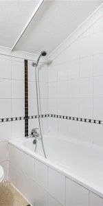 3 bedroom flat in London - Photo 4