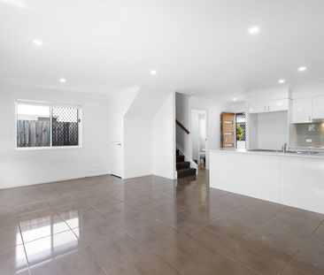 Modern Townhouse! Two Car Accomodation Townhouse - Photo 6