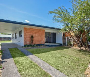 Freshly updated half-duplex with large yard. - Photo 3