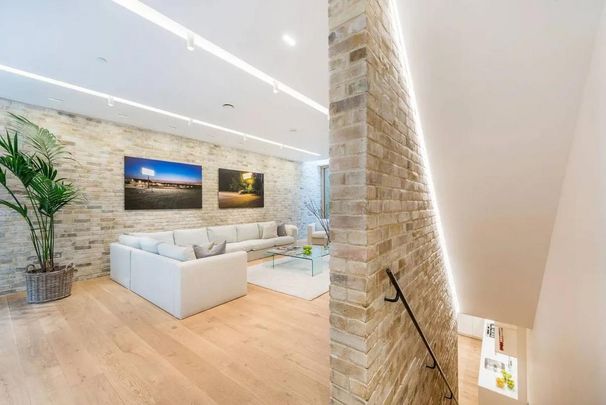 4 bedroom mews to rent - Photo 1