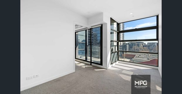 EXTRA LARGE ONE BED ON CITY EDGE READY TO MOVE IN NOW! - Photo 1