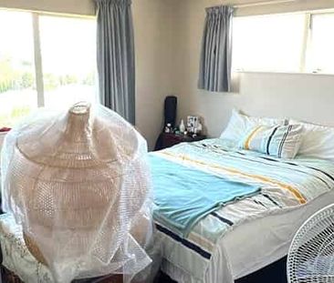 Spacious Two level Townhouse! - Photo 2