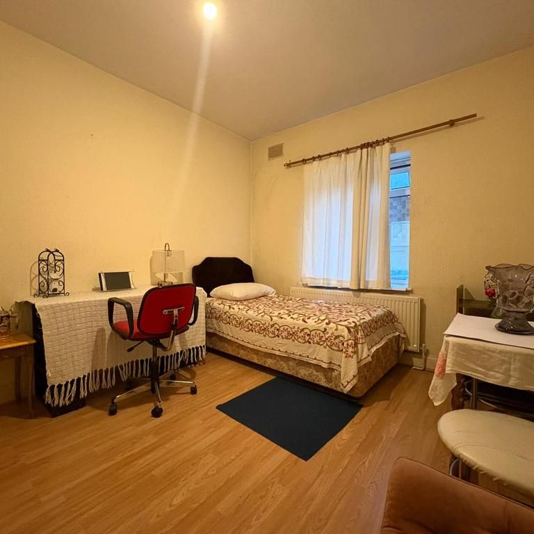 1 bedroom in a flat share to rent - Photo 1