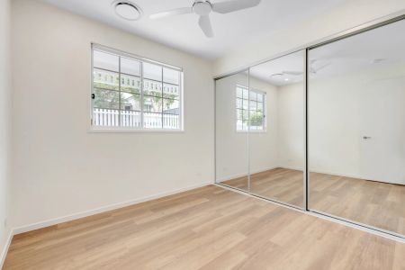 Near New Luxury Home in Dutton Park! - Photo 2