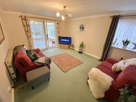 3 bedroom detached bungalow to rent - Photo 2