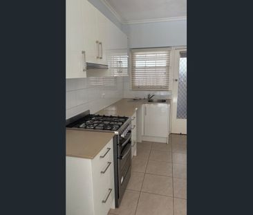 Tram /Bus to city or beach with Gym next door - Photo 2