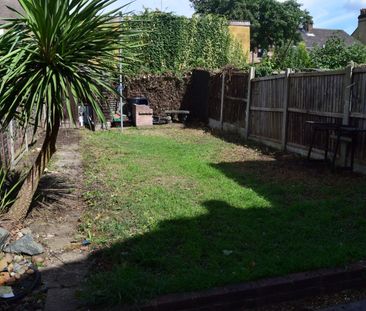 3 Bed Terraced House, Stanley Road, IG1 - Photo 3