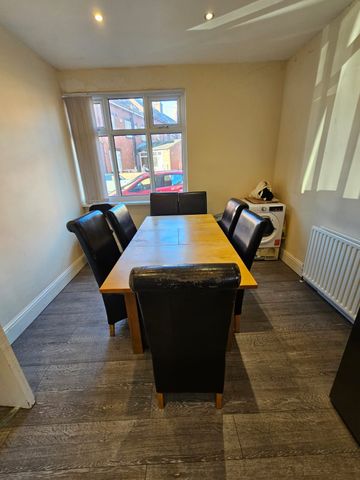 7 Bed - 80 Estcourt Avenue, Headingley, Leeds - LS6 3ET - Student - Photo 3