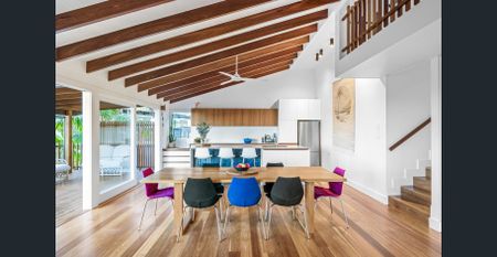 Stunning renovated 4 bedroom home with ocean and headland views - Photo 2