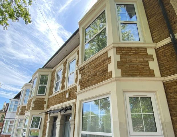 Room in a Spacious House NN2 Room 8 - Photo 1