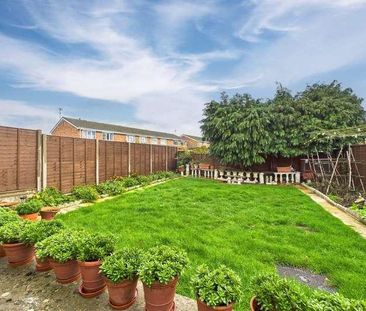 Woburn Avenue, Farnborough, Hampshire, GU14 - Photo 2