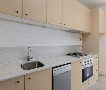 Spacious and Versatile St Kilda Living - Photo 5