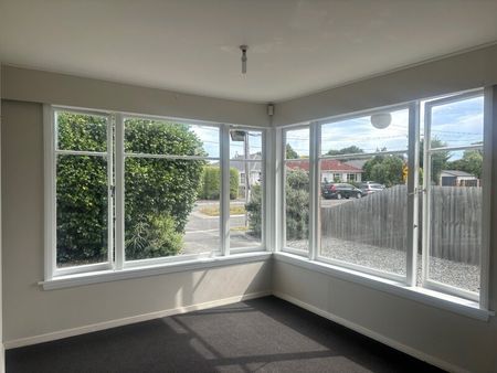 WALKING DISTANCE TO UC – STUDENT PROPERTY – FIVE BEDROOMS - Photo 2