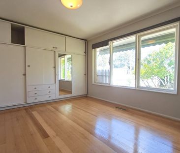 Large 4 Bedroom Home - Gardening Included!! - Photo 3