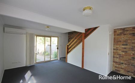 Convenient & Low-Maintenance Living - Just 500m from Loganholme Train Station! - Photo 2