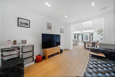 4 bedroom semi-detached house to rent - Photo 3