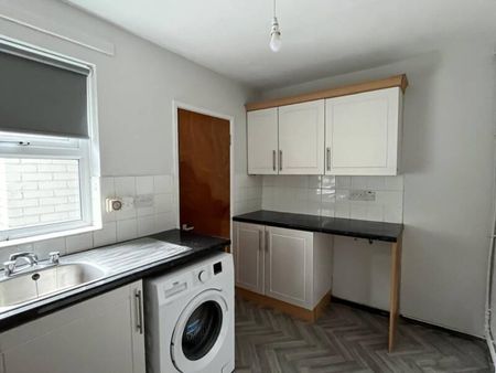 Partly Furnished 2 Bedroom Terrace - Photo 2