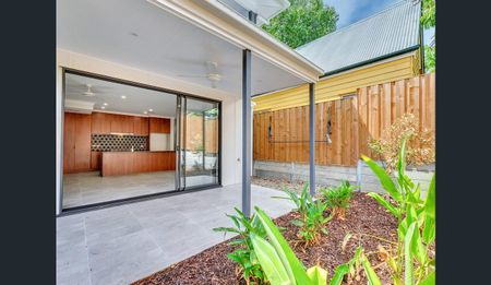 TIDY TOWNHOUSE WITH STYLISH FINISHES - Photo 3