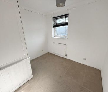 8 Dinants Crescent, Colchester, CO6 1XS - Photo 3