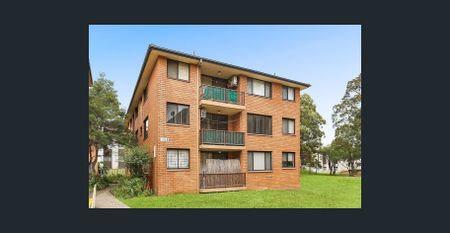 Spacious Ground Floor Apartment with Balcony & Lock-Up Garage - Photo 5