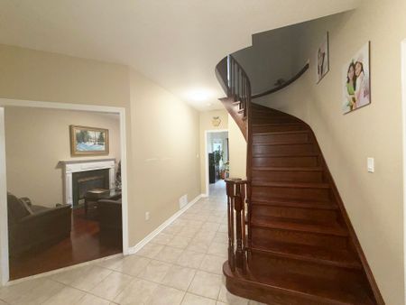 For Lease - 134 Raymond Crescent, Barrie, Ontario - Photo 4