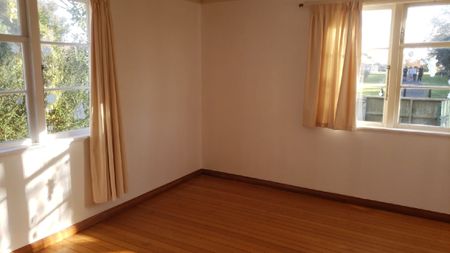 Three bedroom home in handy location - Photo 3