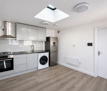 1 bedroom Flat To Let - Photo 2