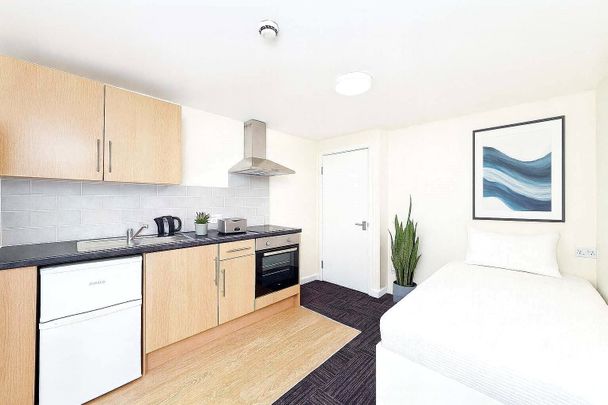Room 8, 5a Church Street, Esher, Surrey, KT10 flat to rent - Photo 1