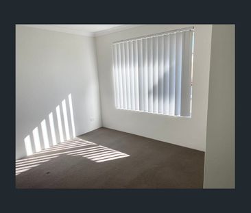 Beautiful recent-build home in sought after location - Photo 1