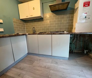 three bedroom ground floor flat close to goodmayes station- - Photo 2