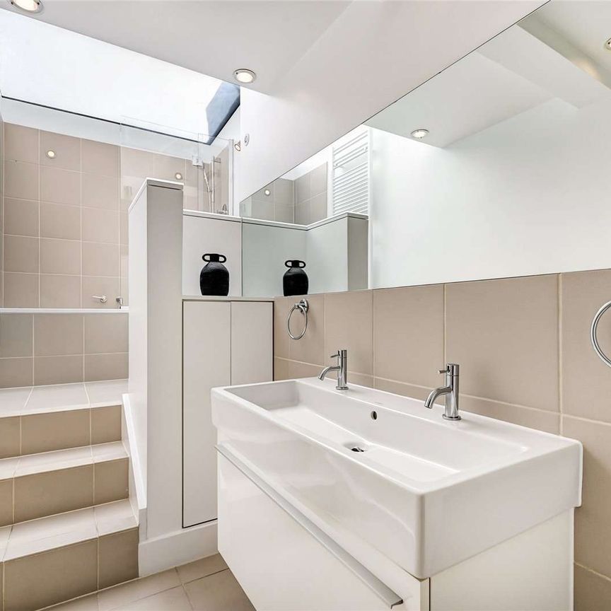 Elegant Three-Bedroom Mews Apartment with Impressive Living Space and Private Entrance. - Photo 1
