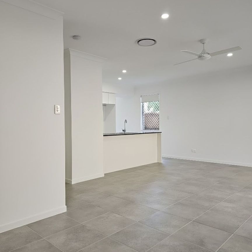 NEAR NEW- 4 BED 2 BATH TOWNHOUSE- FULLY DUCTED AIR CON - Photo 1
