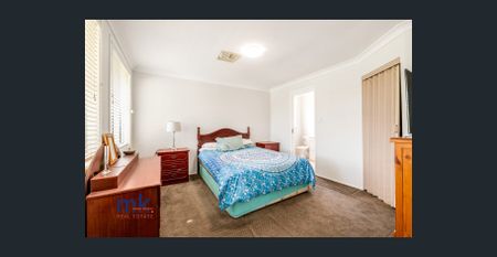 Commanding two storey home with great yard and two street access! - Photo 3