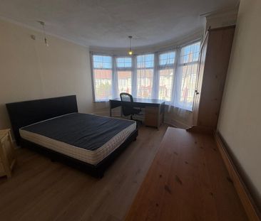 5 Bed Semi-Detached House, Berkshire Gardens, N13 - Photo 5